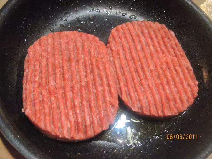 Hamburgers au boeuf hache a la moutarde au massale