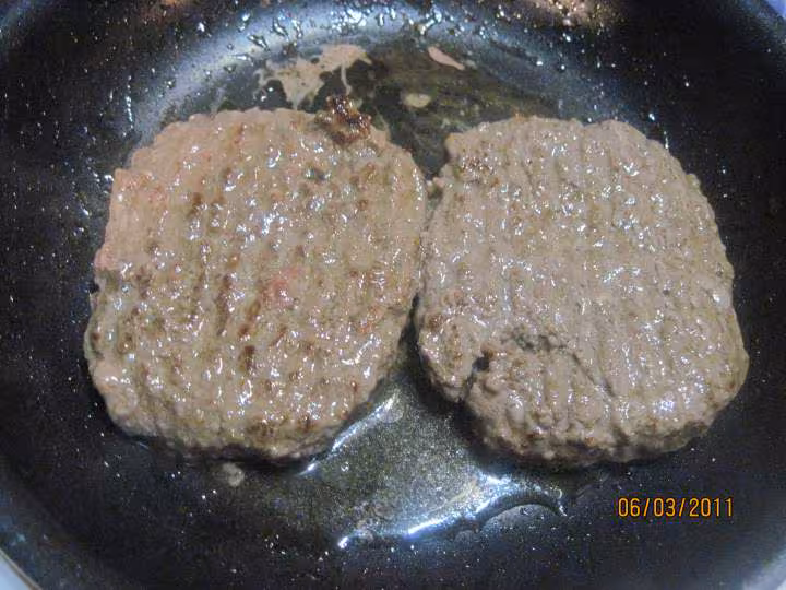 Hamburgers au boeuf hache a la moutarde au massale