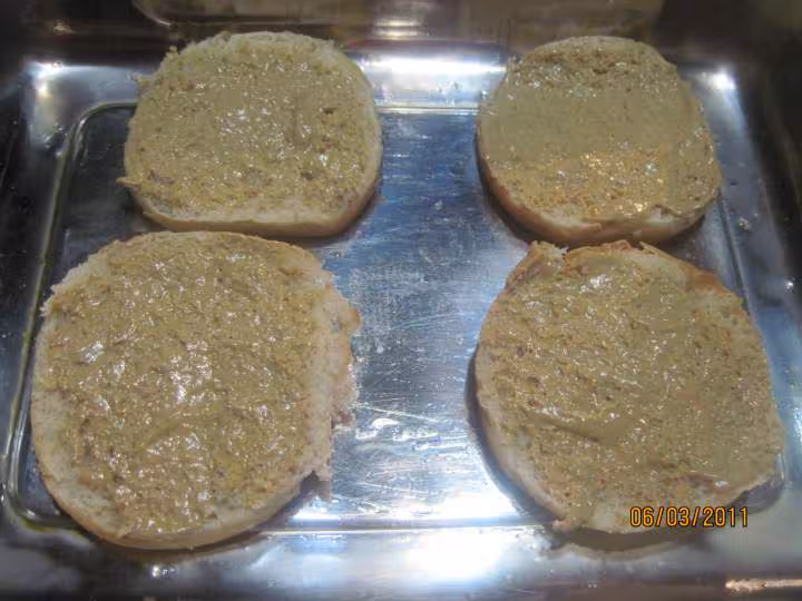 Hamburgers au boeuf hache a la moutarde au massale