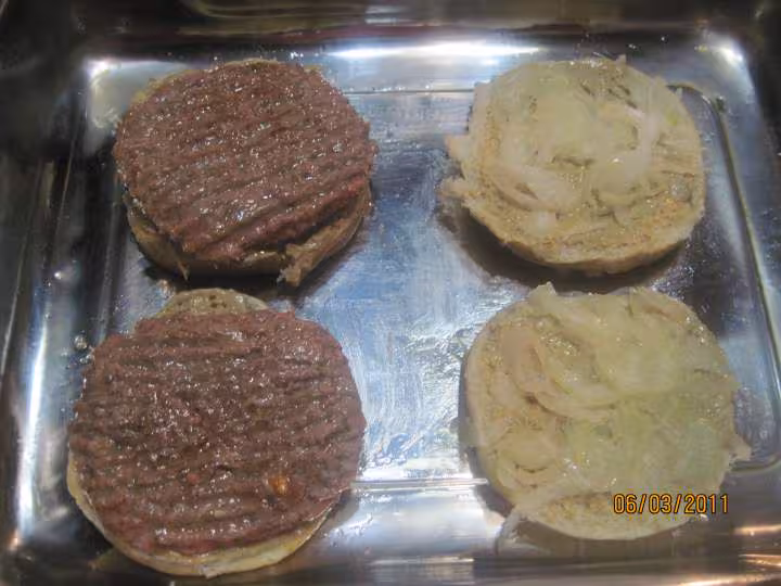 Hamburgers au boeuf hache a la moutarde au massale