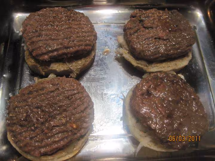Hamburgers au boeuf hache a la moutarde au massale