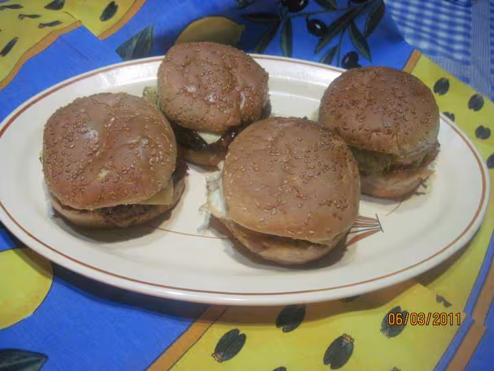 Hamburgers au boeuf hache a la moutarde au massale