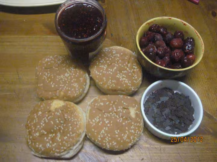 Hamburgers sucre aux fruits rouge et confiture