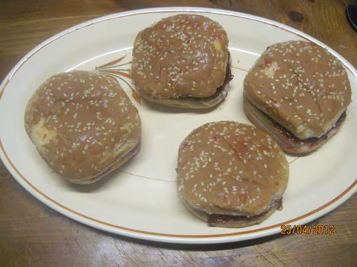 Hamburgers sucre aux fruits rouge et confiture