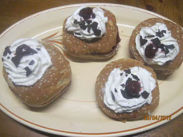 Hamburgers sucre aux fruits rouge et confiture