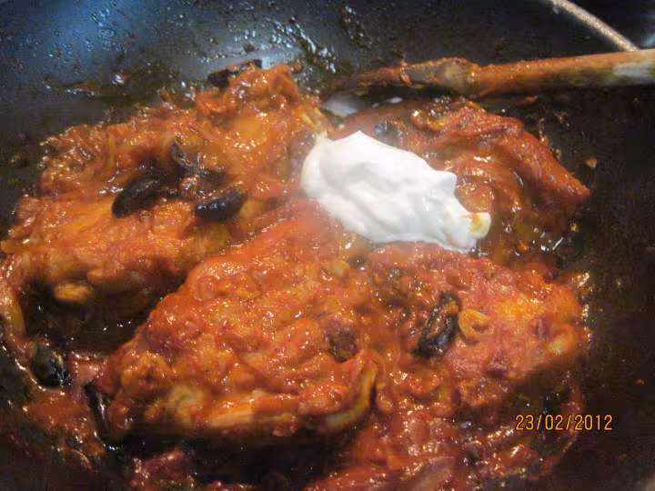 Hauts de poulets sauce tomate cuisinee