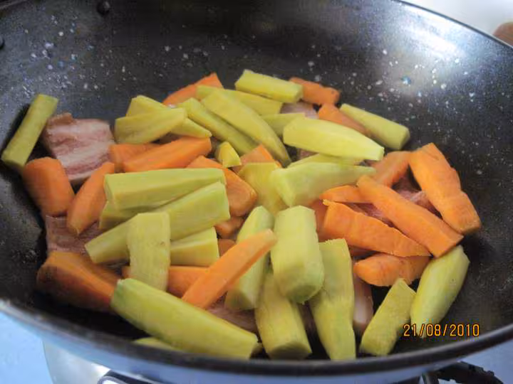 Jardiniere de legumes au saumon roses en wok