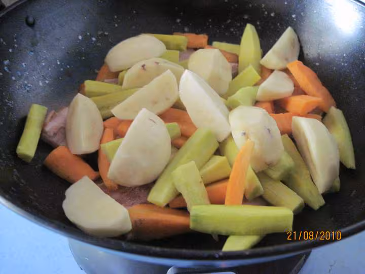Jardiniere de legumes au saumon roses en wok