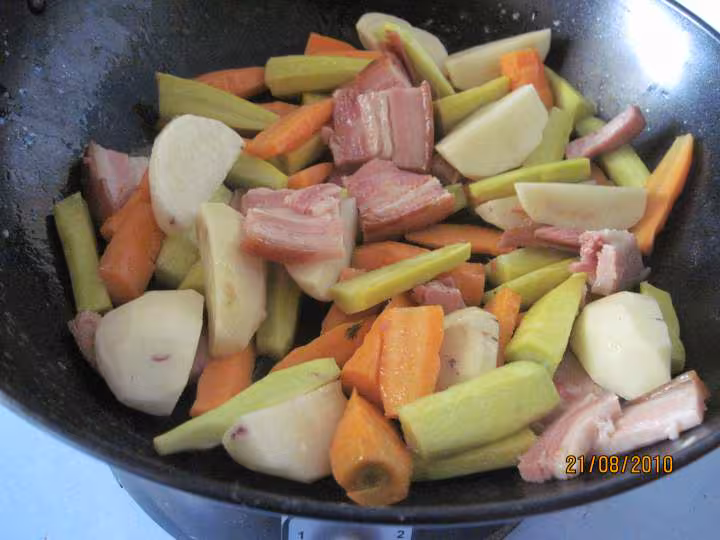 Jardiniere de legumes au saumon roses en wok