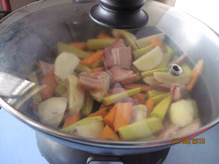 Jardiniere de legumes au saumon roses en wok