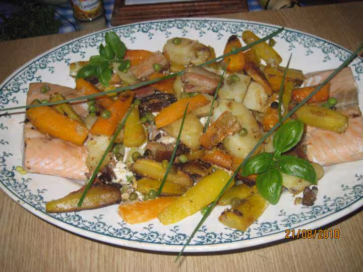 Jardiniere de legumes au saumon roses en wok