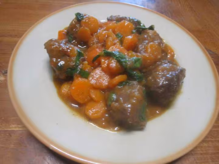 Joues de boeuf aux carottes et basilic