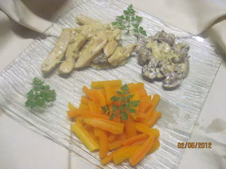 Lamelles de poulet aux carottes et champignons en sauce