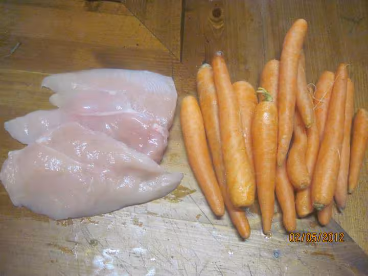 Lamelles de poulet aux carottes et champignons en sauce