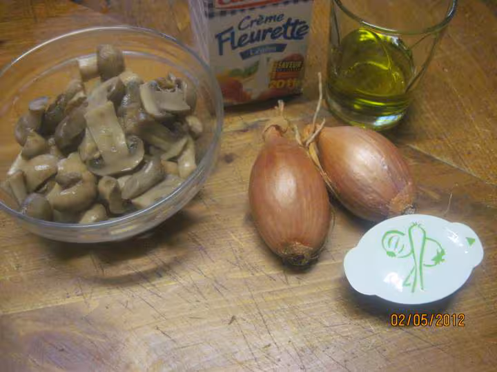 Lamelles de poulet aux carottes et champignons en sauce