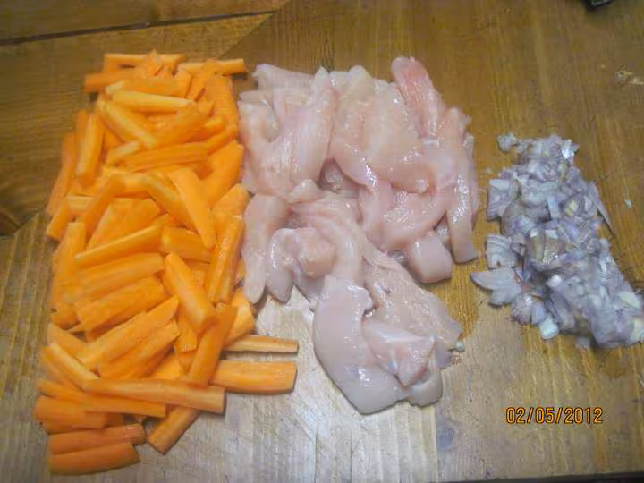 Lamelles de poulet aux carottes et champignons en sauce