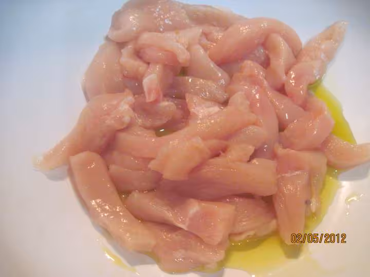 Lamelles de poulet aux carottes et champignons en sauce