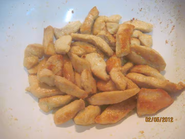 Lamelles de poulet aux carottes et champignons en sauce
