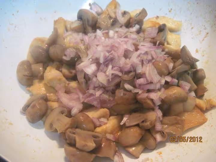 Lamelles de poulet aux carottes et champignons en sauce