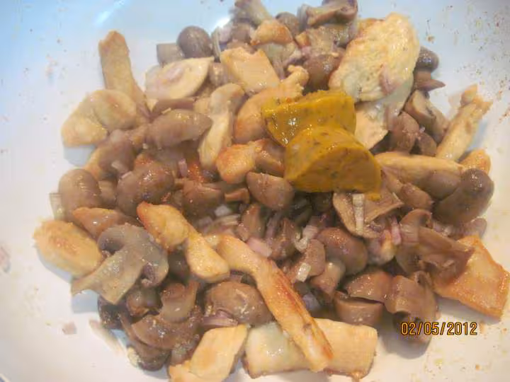 Lamelles de poulet aux carottes et champignons en sauce