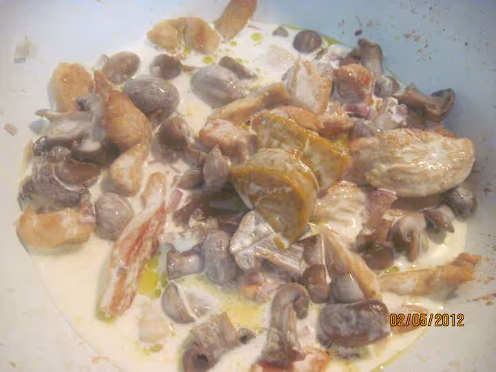 Lamelles de poulet aux carottes et champignons en sauce