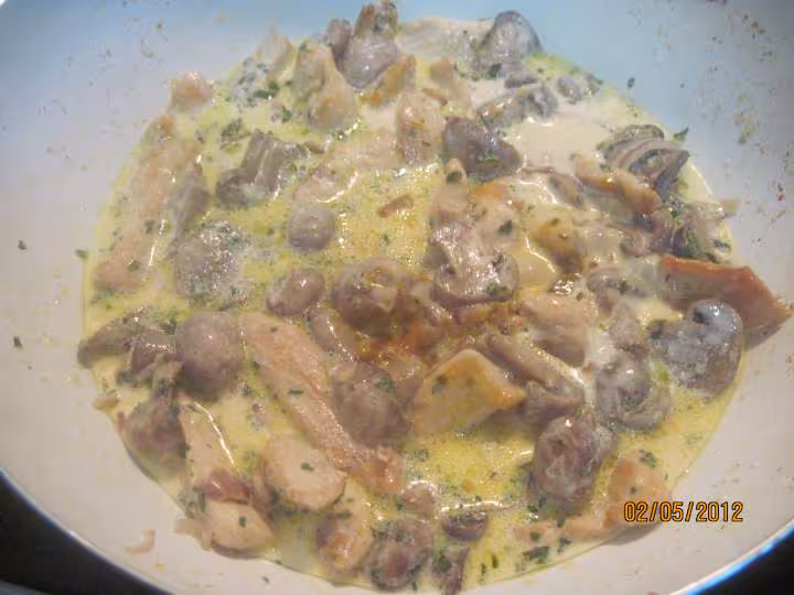 Lamelles de poulet aux carottes et champignons en sauce