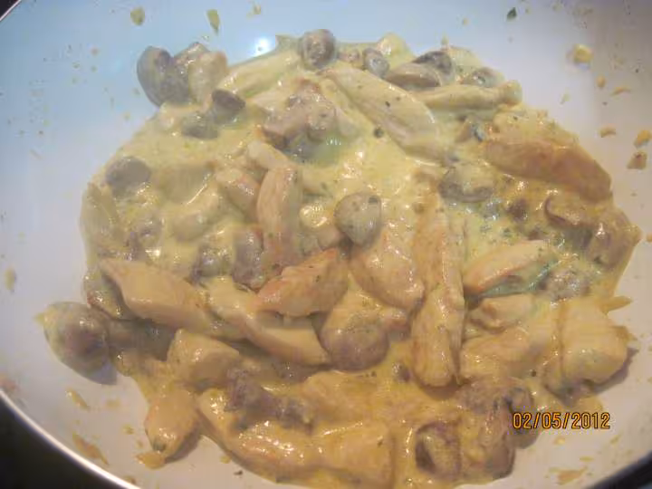 Lamelles de poulet aux carottes et champignons en sauce