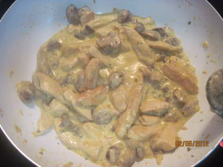 Lamelles de poulet aux carottes et champignons en sauce