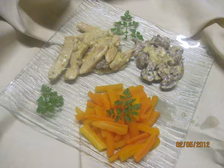 Lamelles de poulet aux carottes et champignons en sauce