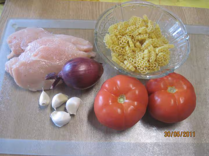 Lamelles de poulet aux pate de savoie en sauce tomate