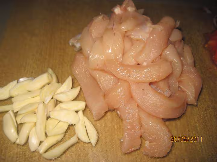 Lamelles de poulet aux pate de savoie en sauce tomate
