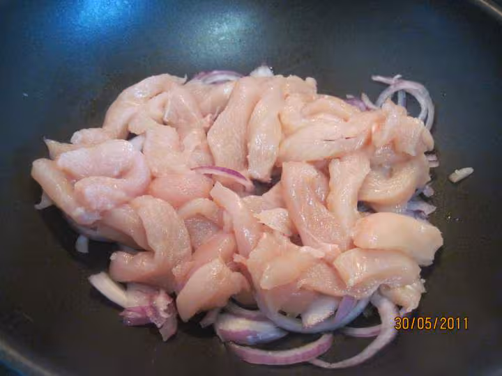 Lamelles de poulet aux pate de savoie en sauce tomate