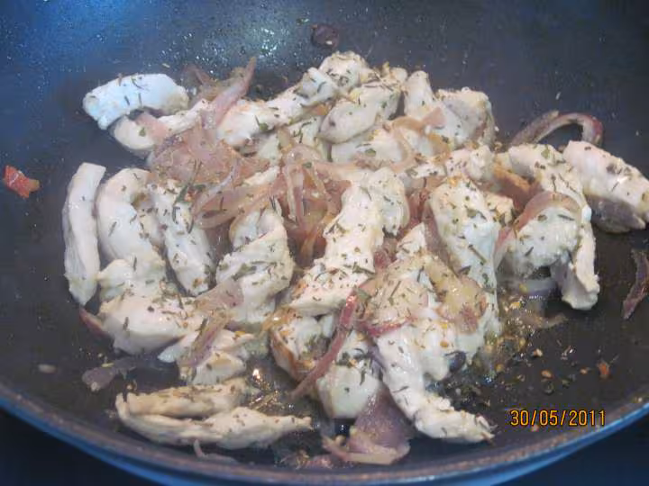 Lamelles de poulet aux pate de savoie en sauce tomate