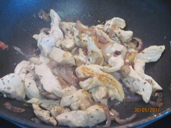 Lamelles de poulet aux pate de savoie en sauce tomate