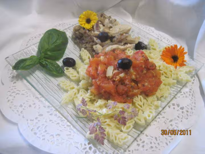 Lamelles de poulet aux pate de savoie en sauce tomate