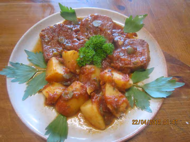 Langue de boeuf a la sauce tomate et cornichons