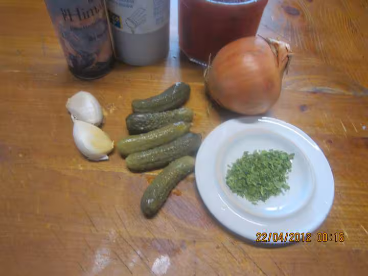 Langue de boeuf a la sauce tomate et cornichons