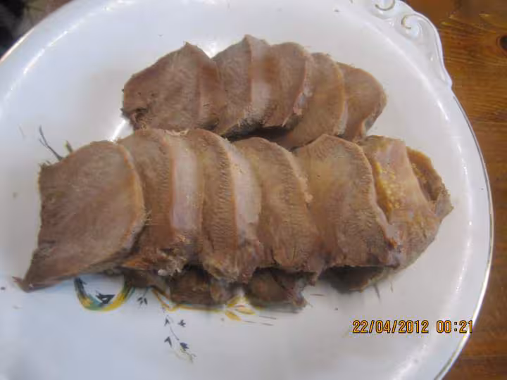 Langue de boeuf a la sauce tomate et cornichons