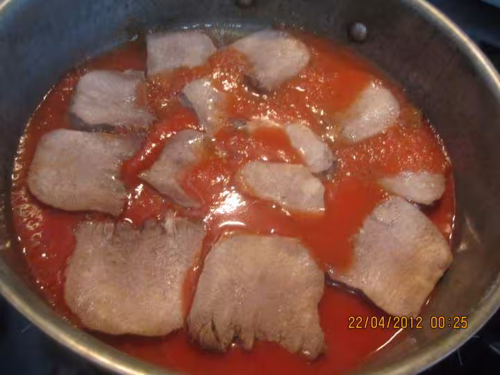 Langue de boeuf a la sauce tomate et cornichons