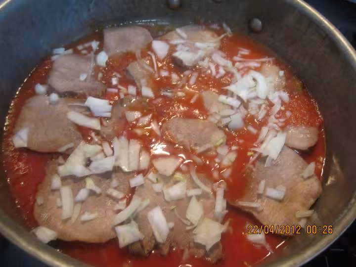 Langue de boeuf a la sauce tomate et cornichons