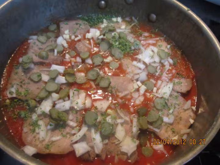 Langue de boeuf a la sauce tomate et cornichons