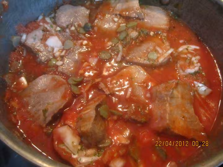 Langue de boeuf a la sauce tomate et cornichons
