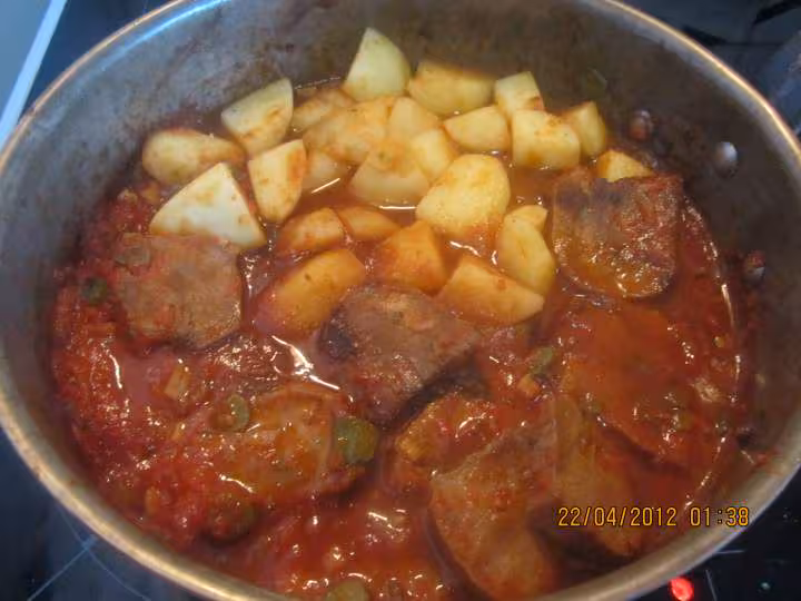 Langue de boeuf a la sauce tomate et cornichons
