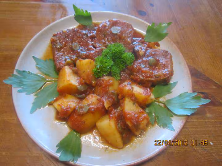 Langue de boeuf a la sauce tomate et cornichons