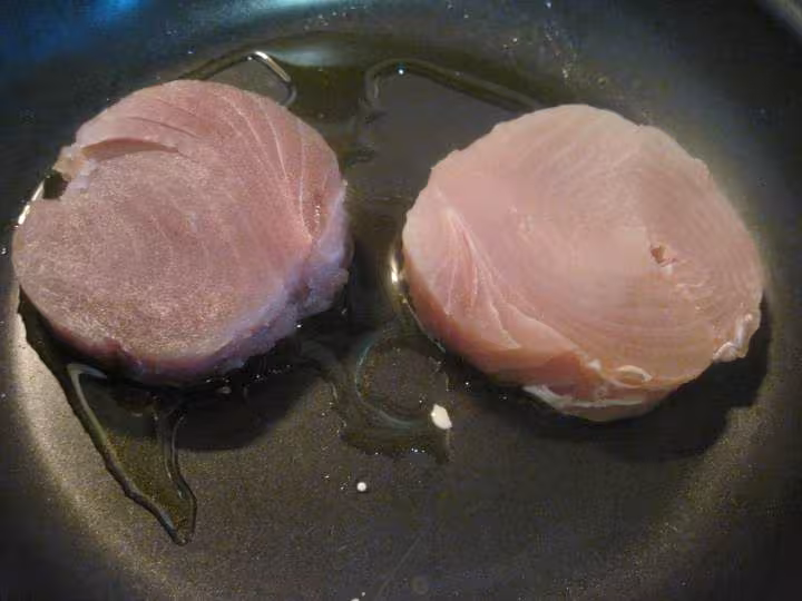 Medaillons de thon a la sauce tomate