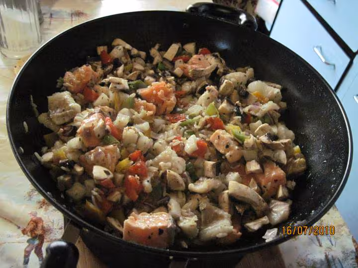 Melee de fruits mer et legumes wok