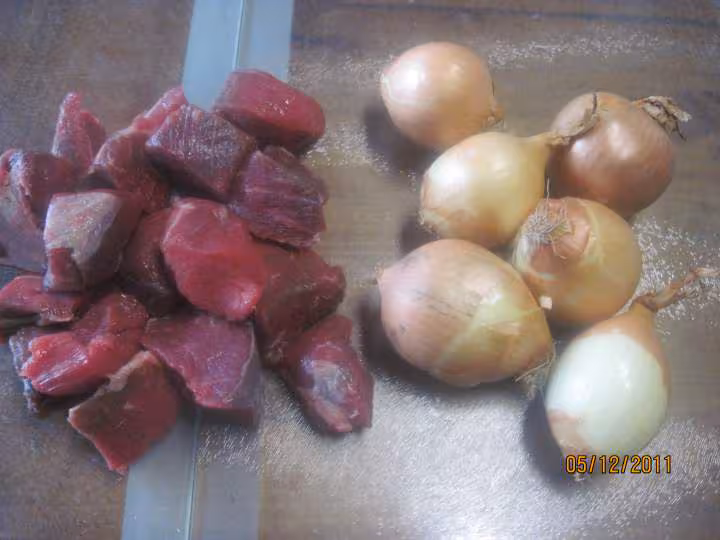 Morceaux de boeuf bourguignon aux oignons
