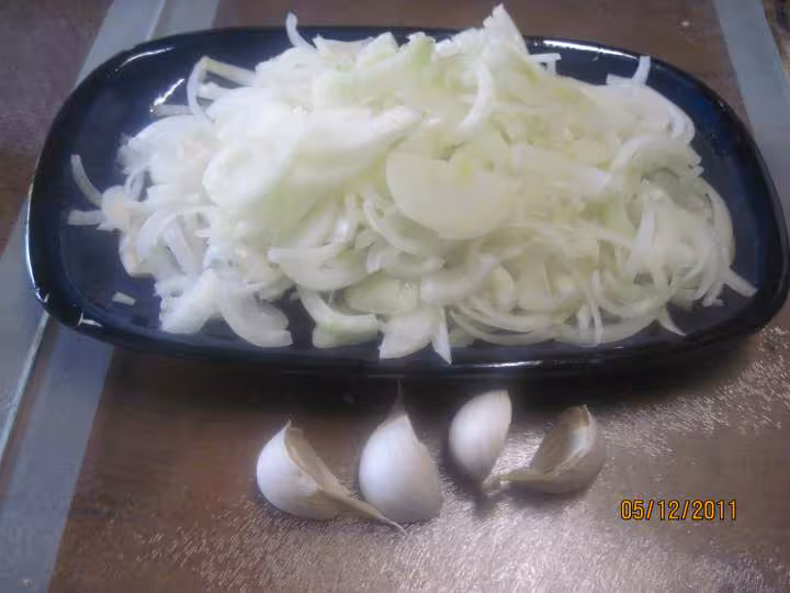 Morceaux de boeuf bourguignon aux oignons