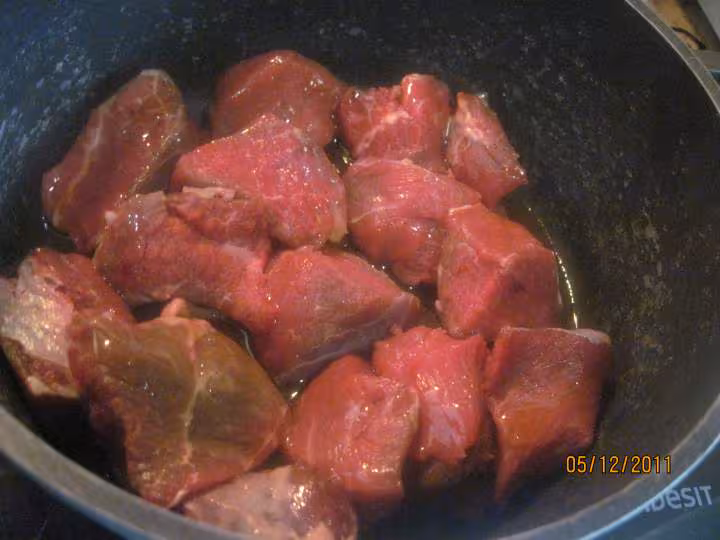Morceaux de boeuf bourguignon aux oignons