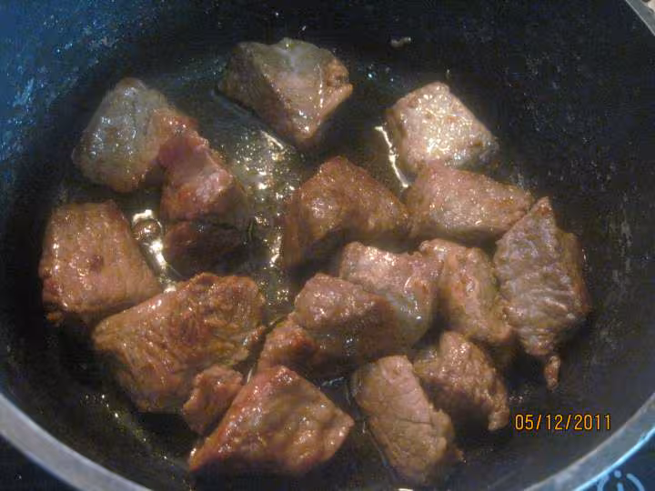 Morceaux de boeuf bourguignon aux oignons